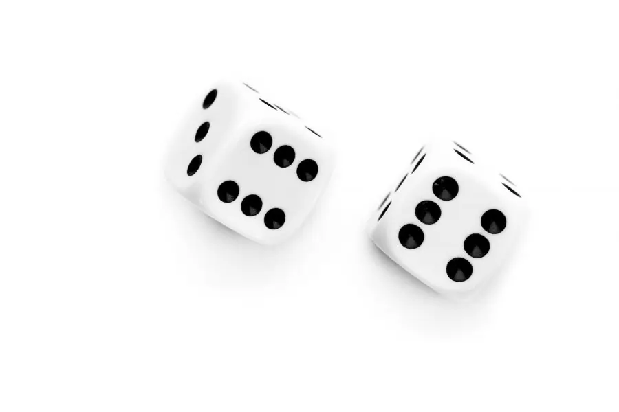 Cashback bonukset edustavat usein kahta päätyyppiä: päivittäisiä ja viikoittaisia bonuksia. Ne eivät välttämättä eroa toisistaan palautuksen prosenttiosuuden suuruudessa, mutta ne palvelevat kumpikin hieman eri tyyppistä pelaajaa. Päivittäisiä palautuksia tarjoava kasino sopii parhaiten hieman satunnaisemmalle, ehkä useilla eri kasinoilla pelaavalle käyttäjälle: cashback kilahtaa tilille mukavasti jo päivän päätteeksi. Viikoittainen bonus sen sijaan on yhtä kasinoa suosivalle varmasti mieleisempi vaihtoehto, sillä palautettava summa on kerralla hieman isompi. Päivittäiset ja viikoittaiset cashback bonukset eivät suinkaan ole ainoita käteispalautuksen tyyppejä. Joskus palautus voi olla kuukausittainen ja yleistymään päin ovat myös sellaiset bonukset, joissa cashbackia saa jokaisesta vedosta tai pyöräytyksestä. Mikä ikinä siis onkaan juuri sinulle mieleisin tapa saada palautusta, löydät varmasti juuri sopivan vaihtoehdon tarjoavan kasinon.